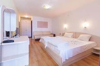 Отель Akladi Family Hotel Черноморец Двухместный номер с 1 кроватью и балконом-1